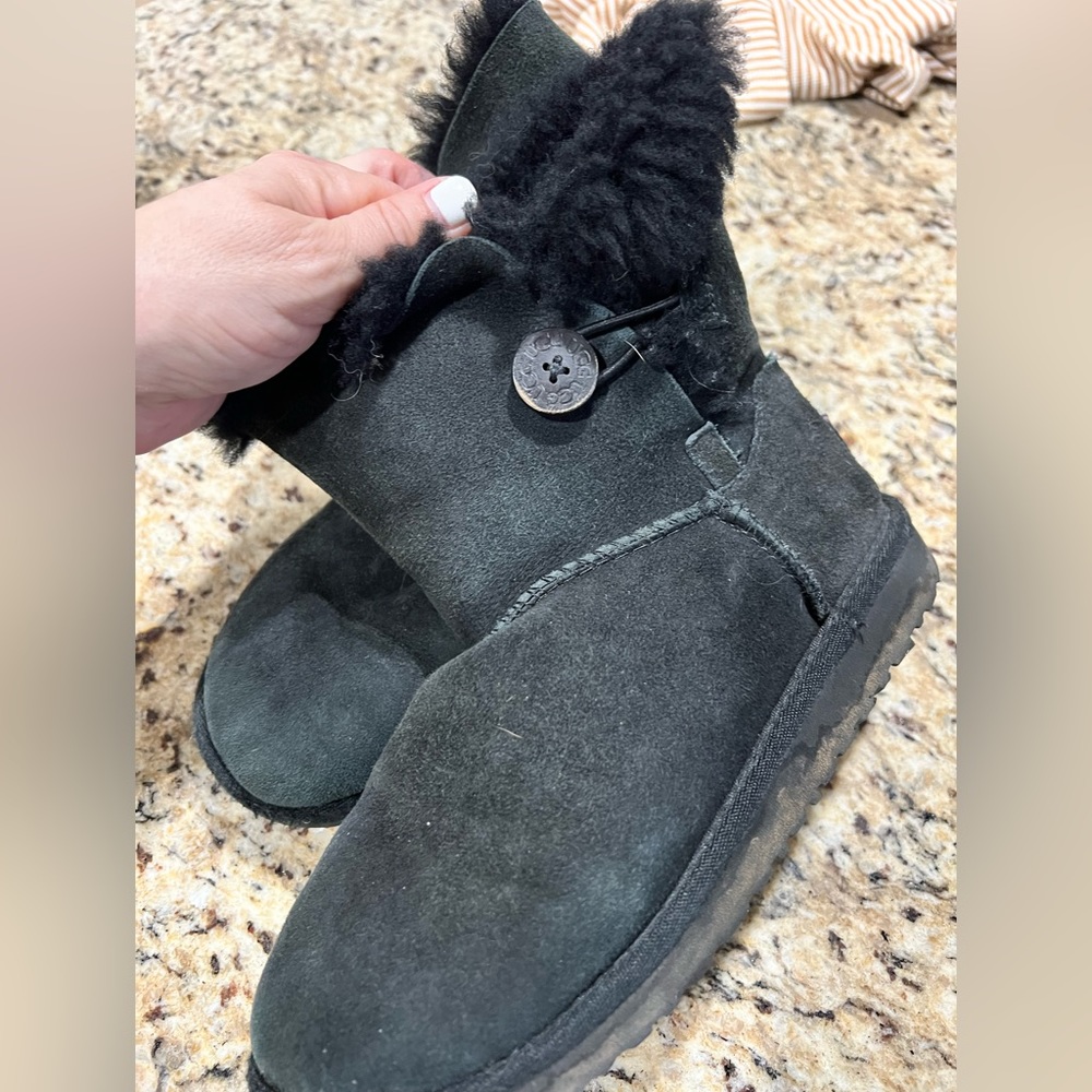 Uggs - Picture 4 of 4